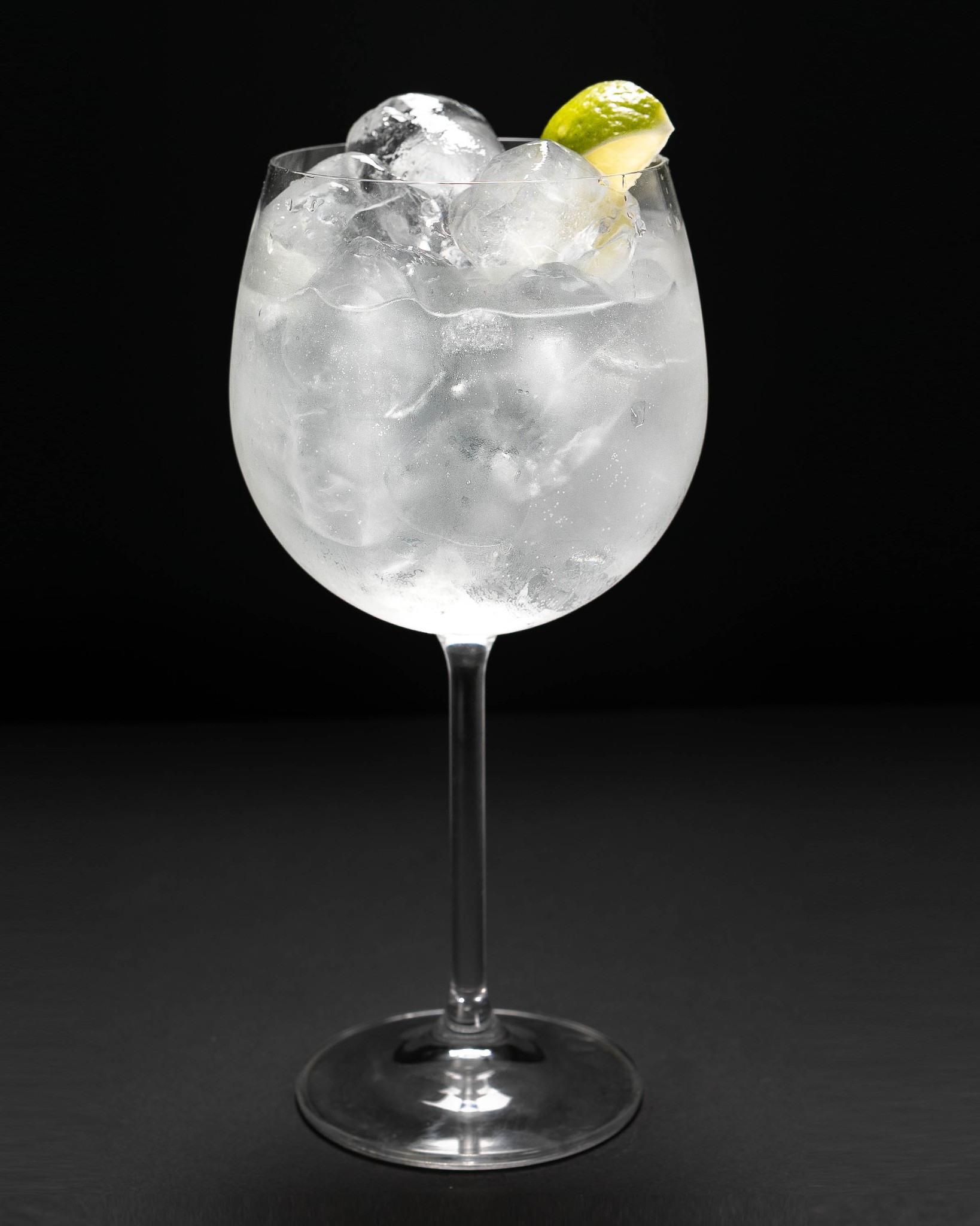 Gin tonic con hielo y limón