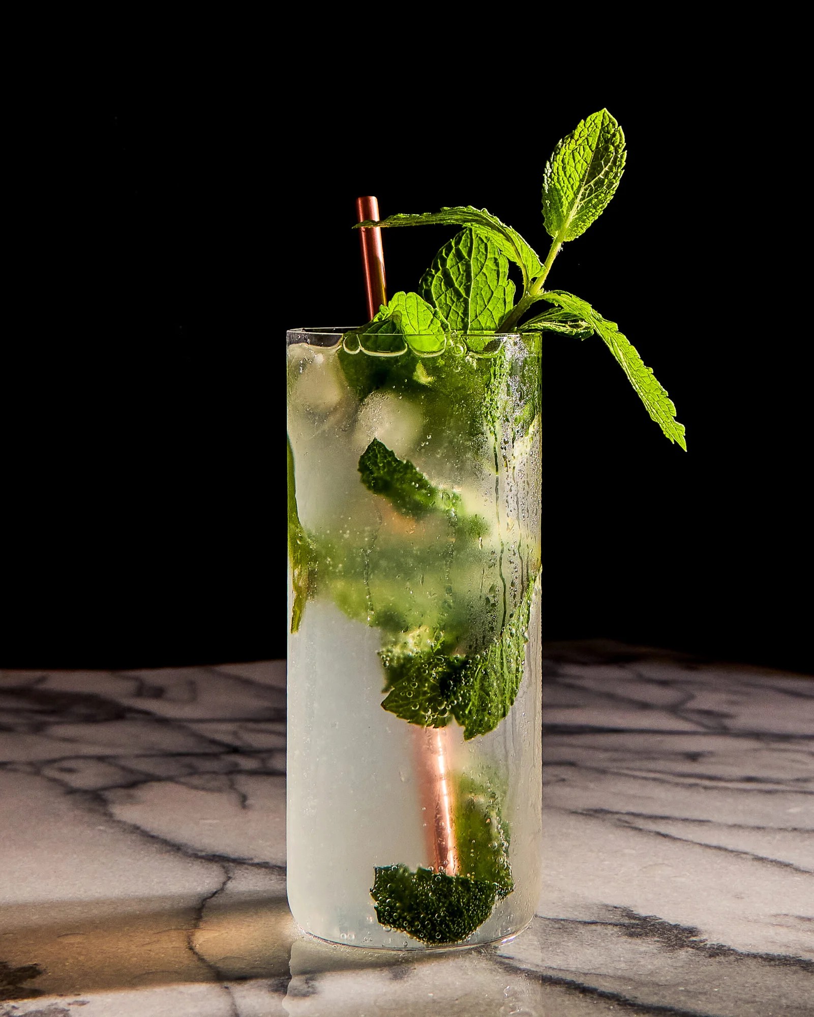 Mojito con hierbabuena fresca y limón